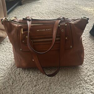 Michael Kors shoulder bag 💼 medium size, 
Lovely color. 🔥🔥🔥